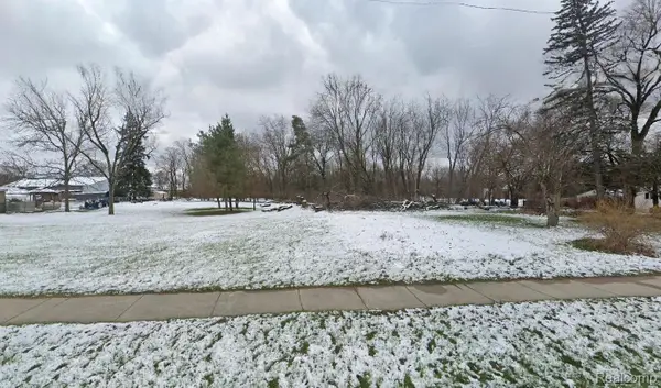 2047 S Long Lake Road, Fenton, MI 48430