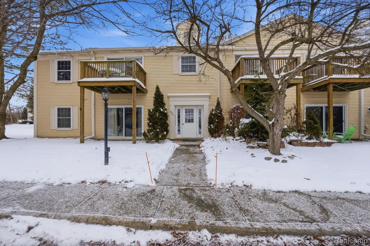 924 Chestnut Hill Drive #F, Auburn Hills, MI 48326 - Image #1