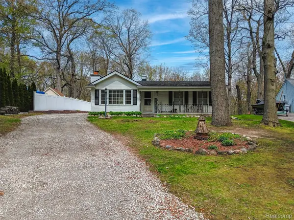 11849 Four Lakes Drive, SouthLyon, MI 48178