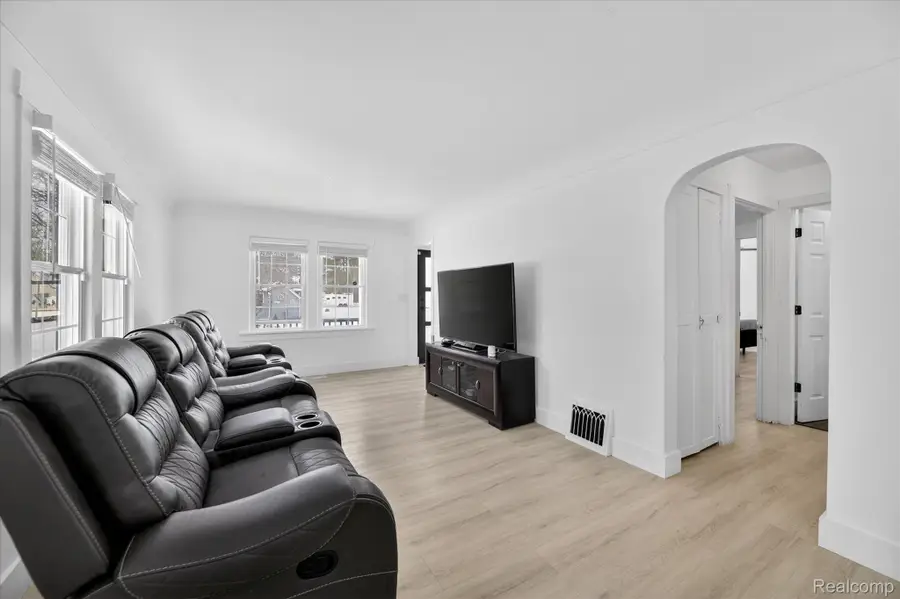 1161 S Dye Road, Flint, MI 48532 - Image #3