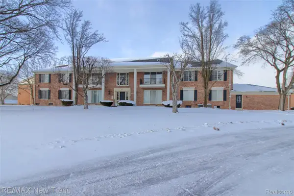 29624 Middlebelt Road #2902, Farmington, MI 48334