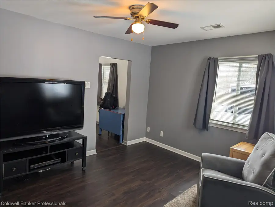 145 W Chicago Avenue, Pontiac, MI 48340 - Image #2