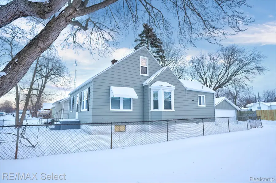 1085 W Parkwood Avenue, Flint, MI 48507 - Image #2