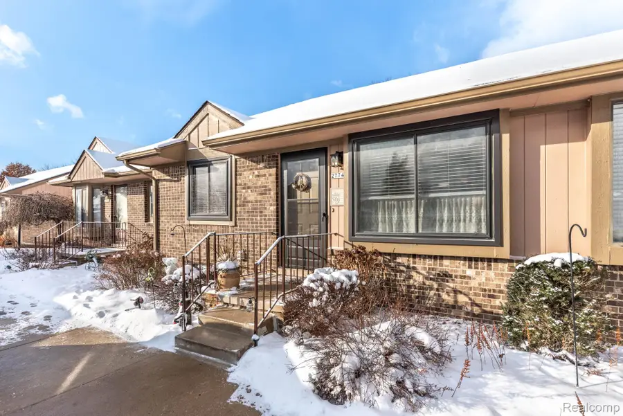 27748 Trailbrooke Circle, Westland, MI 48185 - Image #2