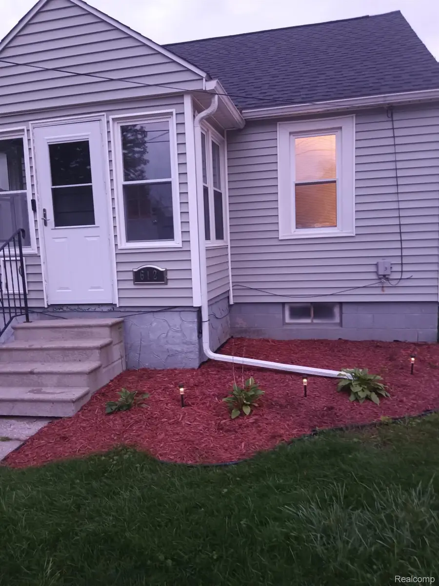 612 Bradfield Street, Bay City, MI 48706 - #3