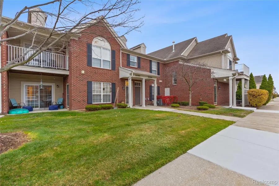 26985 Carrington Place, Harrison Township, MI 48045 - Image #2