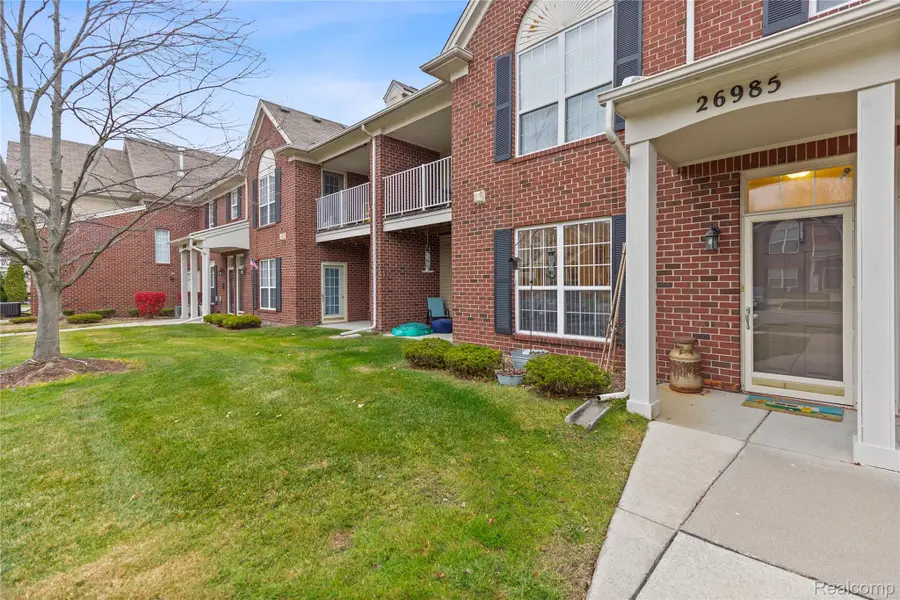 26985 Carrington Place, Harrison Township, MI 48045 - Image #3