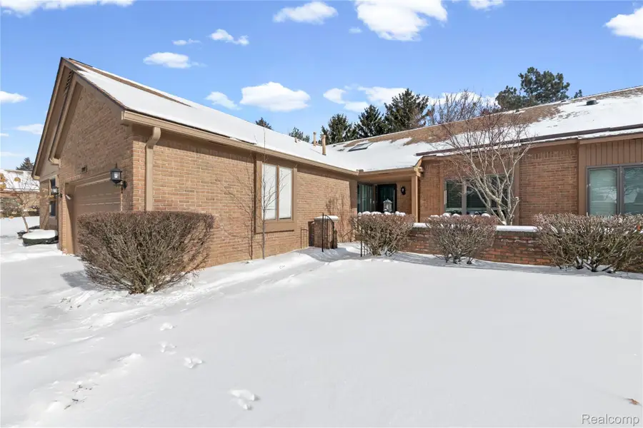 2197 London Bridge Drive #24, Rochester Hills, MI 48307 - Image #2