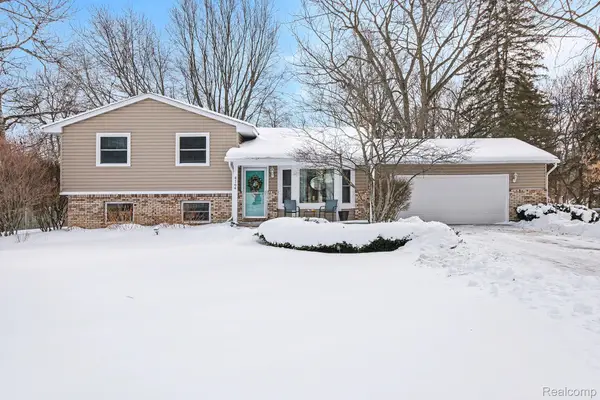 4164 Lake Knolls Drive, Oxford, MI 48371