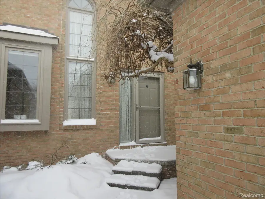 4660 Royal Cove Drive #5, Utica, MI 48316 - Image #2