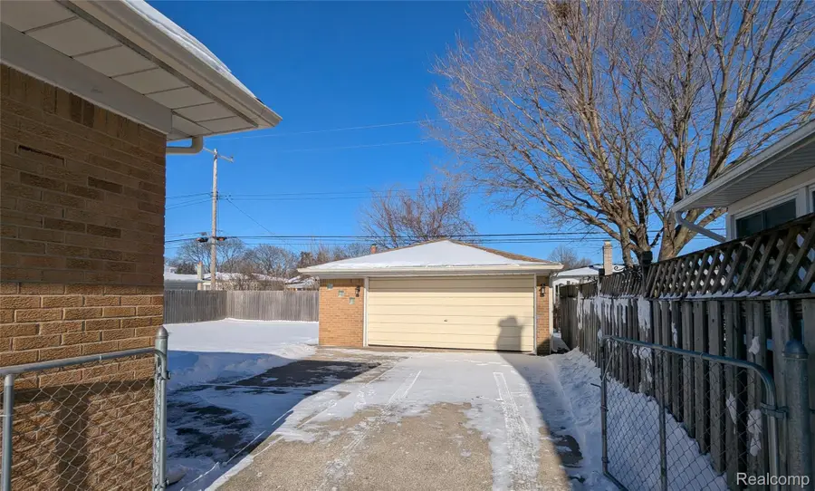 31568 Middleboro Street, Livonia, MI 48154 - Image #2