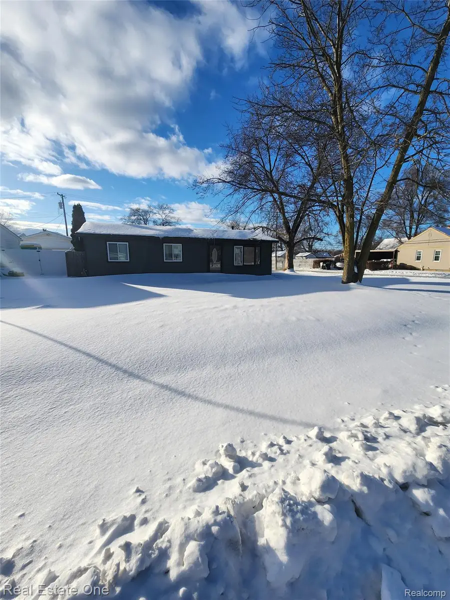 47585 Greenview Road, Shelby Charter Township, MI 48317 - Image #2