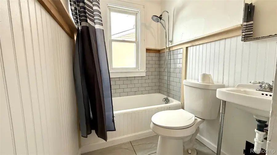 98 E New York Avenue, Pontiac, MI 48340 - Image #3