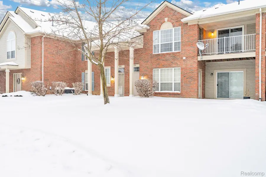 8208 Chesapeake Circle, Commerce, MI 48390 - Image #3