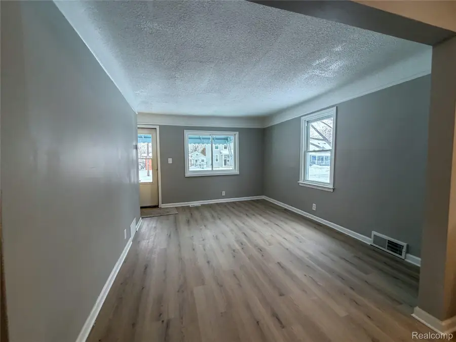 411 W Bernhard Avenue, Hazel Park, MI 48030 - Image #3