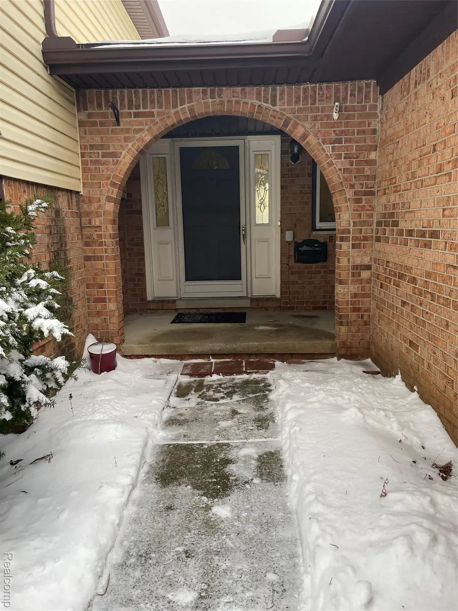 36838 Russell Court E, Sterling Heights, MI 48312 - Image #2