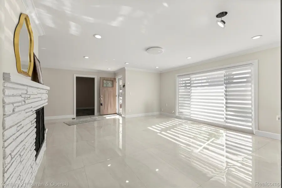 25520 Elon Drive, Dearborn Heights, MI 48127 - Image #3