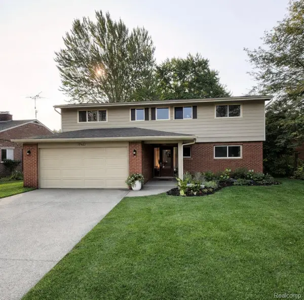 19982 W Doyle Place, GrossePointeWoods, MI 48236