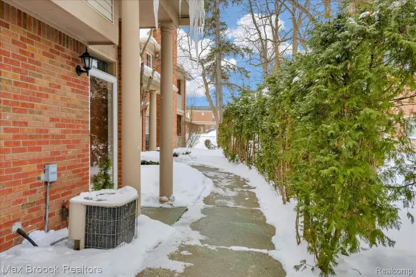 41 N Squirrel Road, AuburnHills, MI 48326