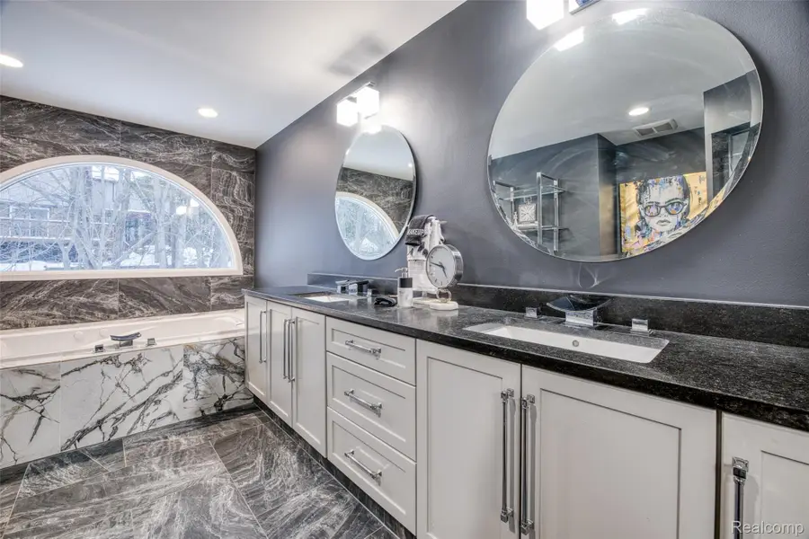 5292 Pond Bluff Drive, West Bloomfield, MI 48323 - Image #3