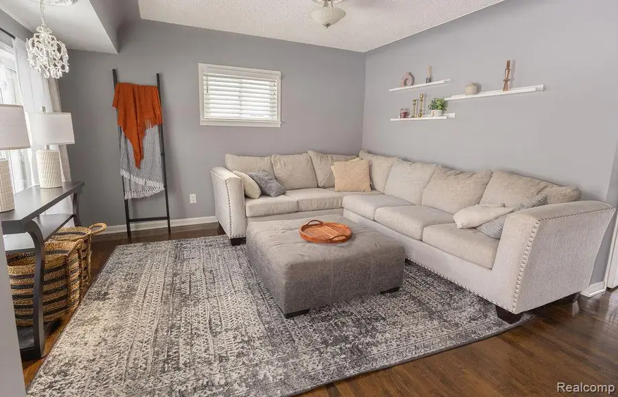 823 Southwood Drive, Fenton, MI 48430 - Image #2