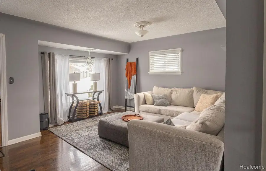 823 Southwood Drive, Fenton, MI 48430 - Image #3