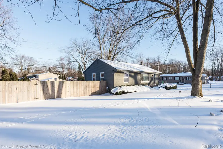 4383 Green Lake Road, West Bloomfield, MI 48323 - Image #2