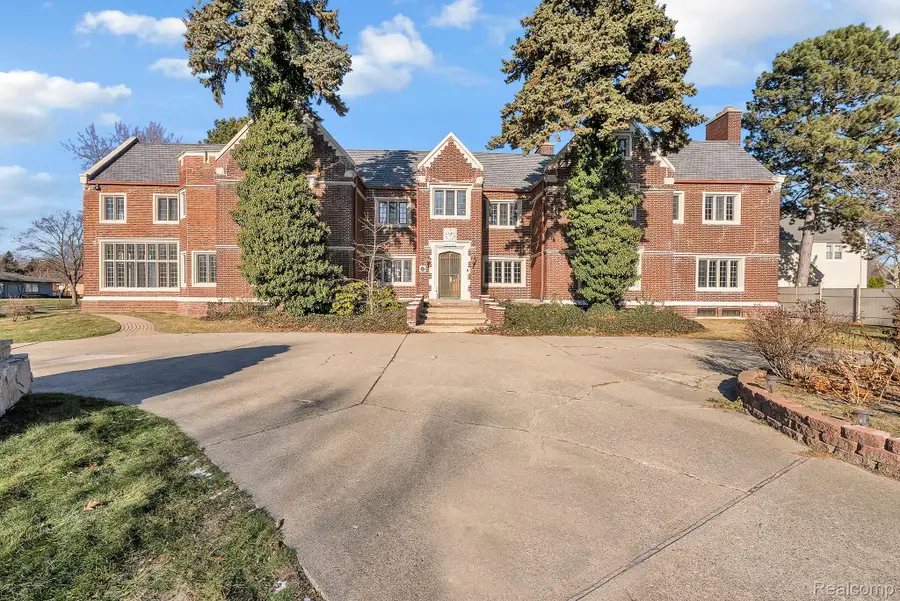 16761 E Jefferson Avenue, Grosse Pointe Park, MI 48230 - #2
