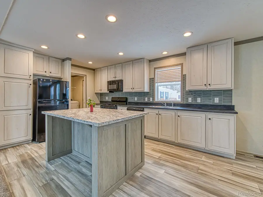 284 Dakota Court, Belleville, MI 48111 - Image #2