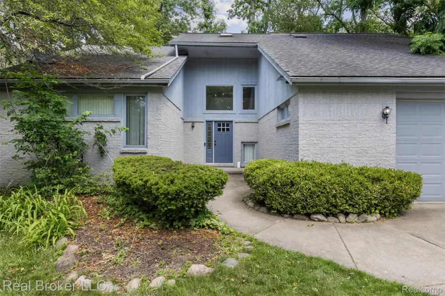 3195 Green Oaks Drive, West Bloomfield, MI 48324 - #2