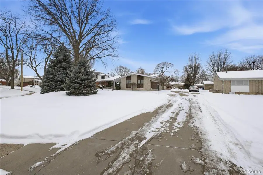 32523 Newcastle Drive, Warren, MI 48093 - Image #3