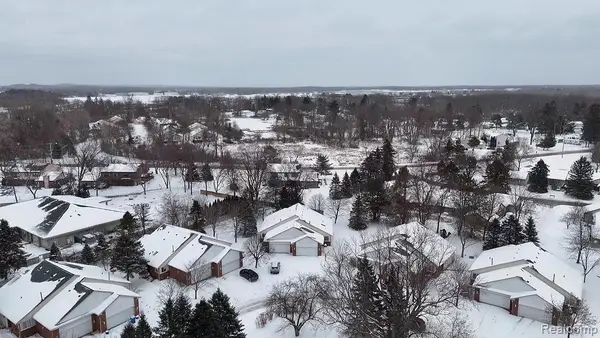 7968 Divot Drive E #5, Waterford, MI 48327