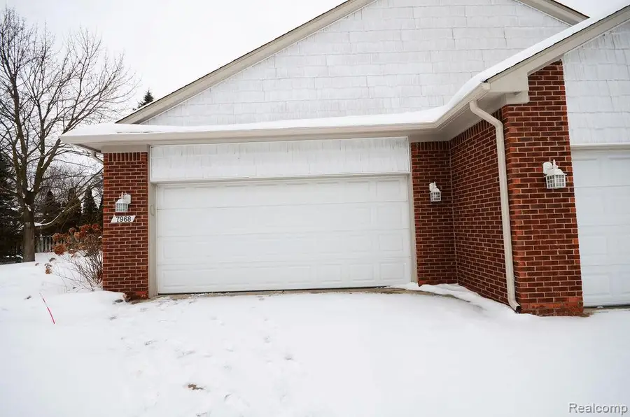 7968 Divot Drive E #5, Waterford, MI 48327 - #2
