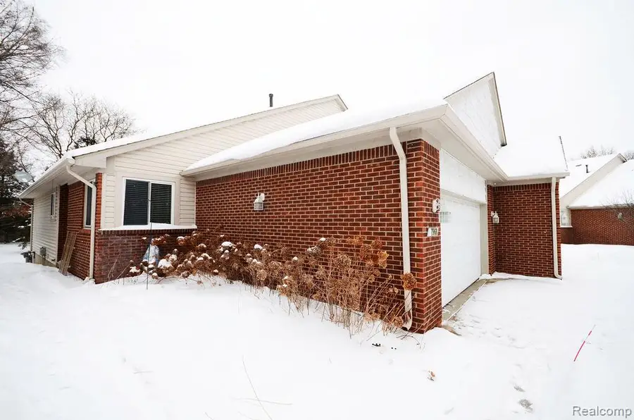 7968 Divot Drive E #5, Waterford, MI 48327 - #3