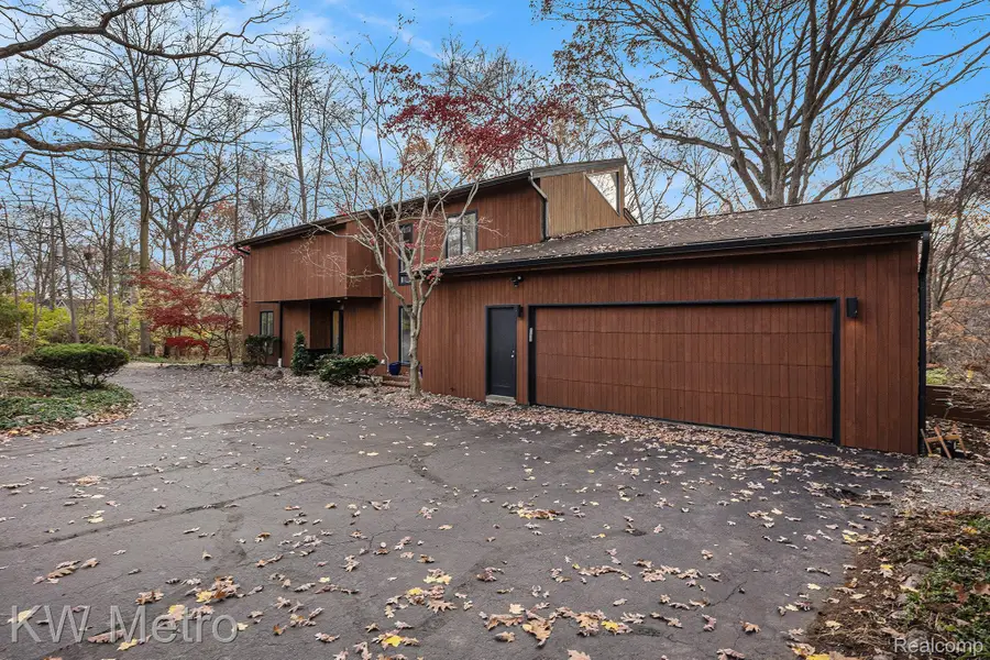 28485 S Harwich Drive, Farmington Hills, MI 48334 - Image #2