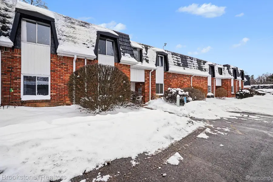 1872 Colonial Village Way #1, Waterford, MI 48328 - #2