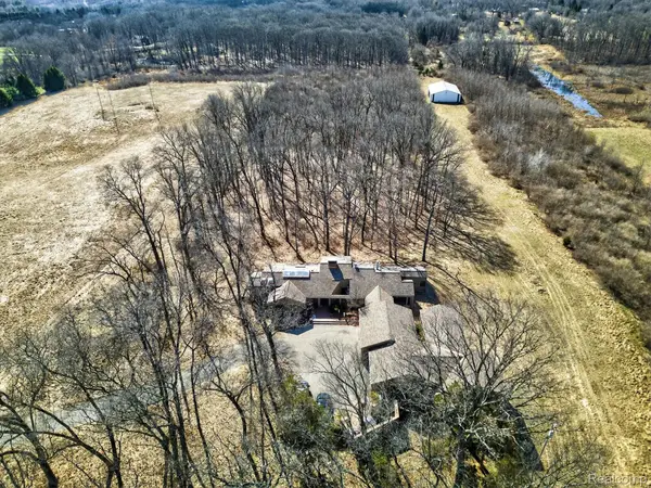 2551 Patterson Lake Road, Pinckney, MI 48169