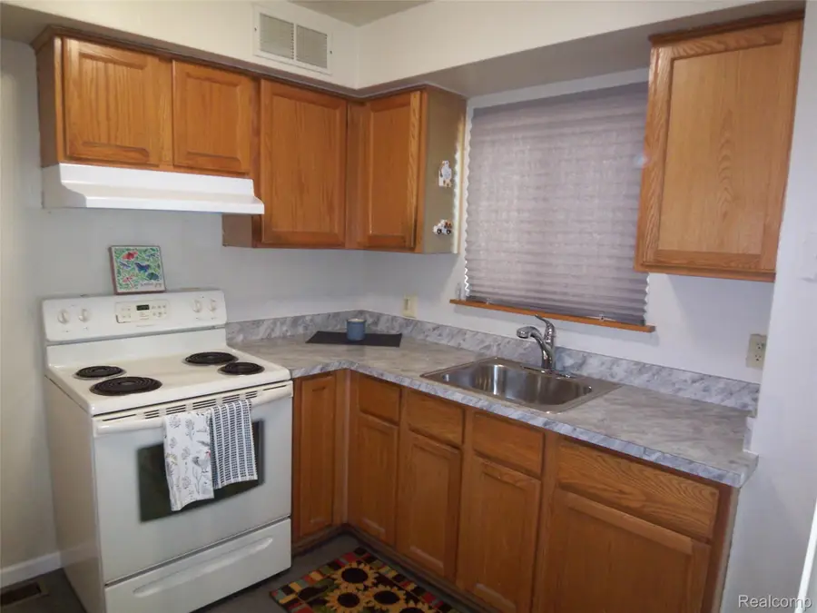 18708 Kendell Court, Clinton Township, MI 48035 - Image #2