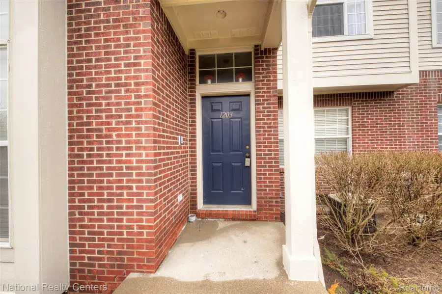 1203 Abigail Court E, Walled Lake, MI 48390 - #2