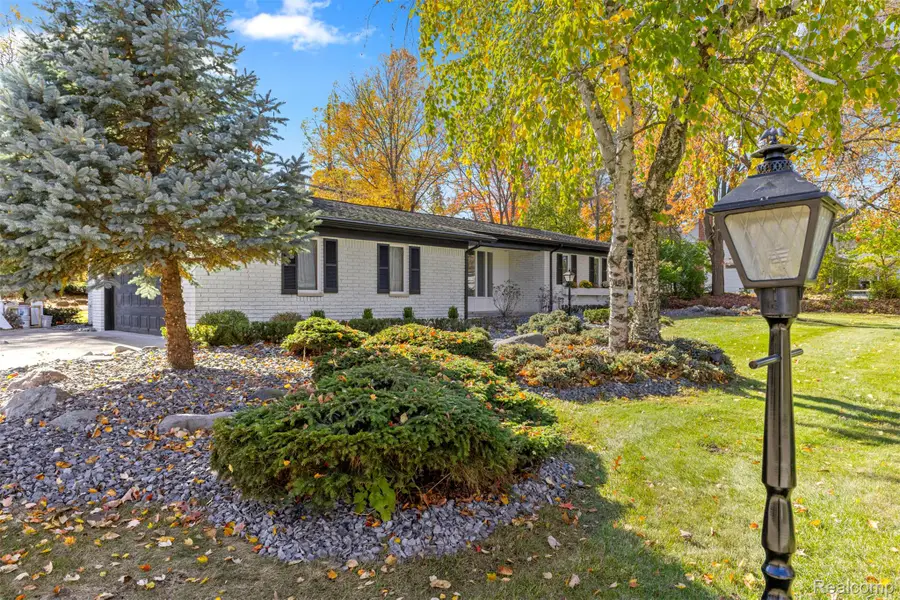 38067 Southfarm Lane, Farmington Hills, MI 48167 - #3