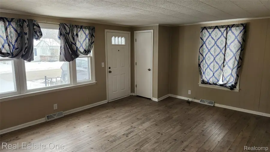 1376 Ready Avenue, Burton, MI 48529 - #3