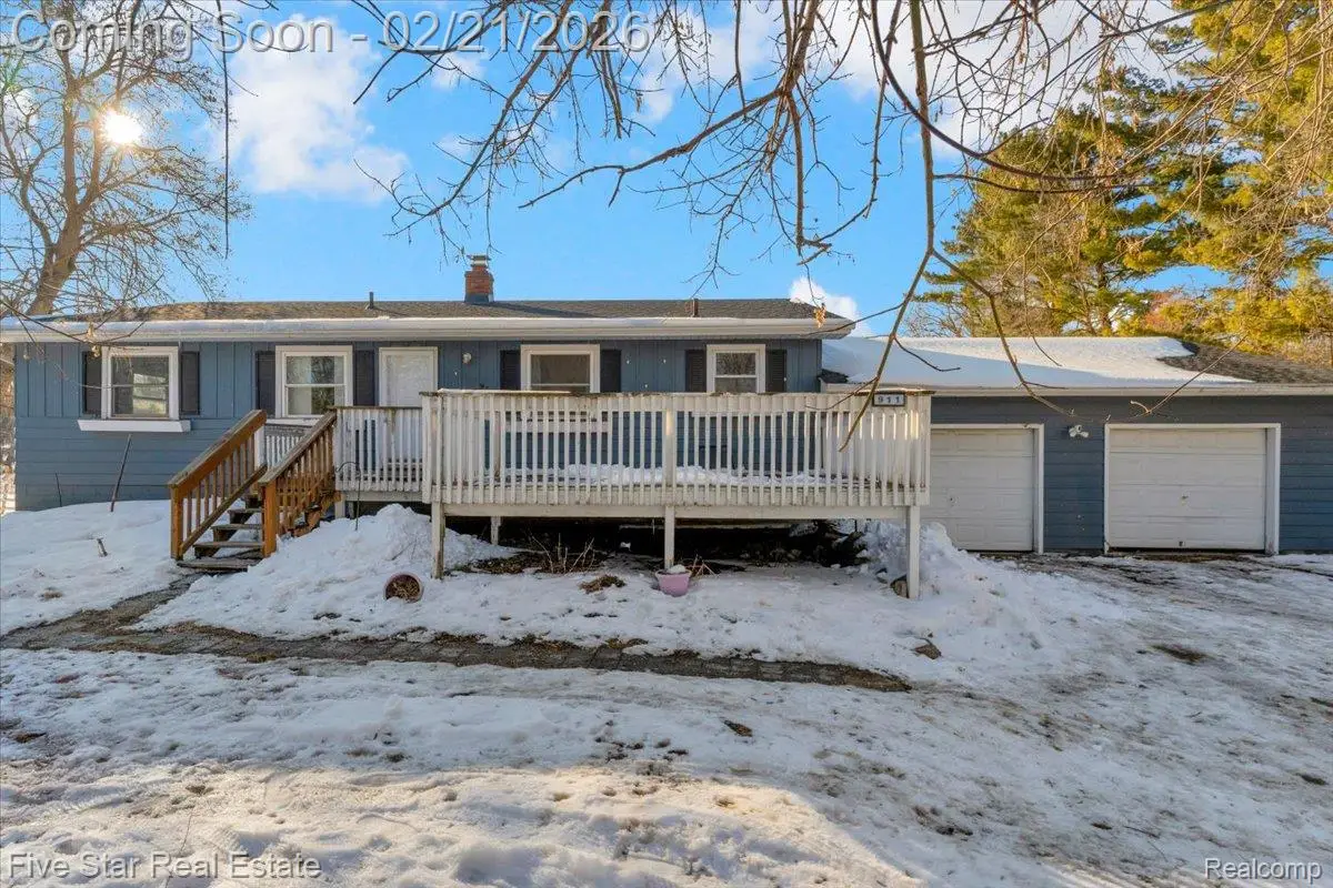 911 S Duck Lake Road, Milford, MI 48381 - #1