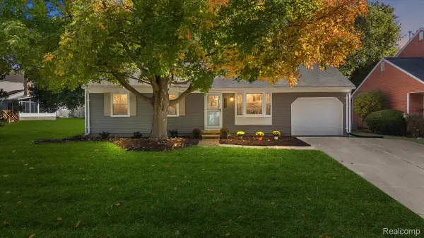 2066 Teaneck Circle, Wixom, MI 48393