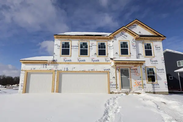 360 Hidden River W, Holly, MI 48442