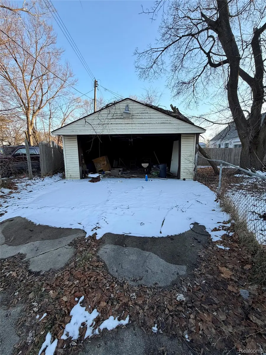 5518 Winthrop Boulevard, Flint, MI 48505 - #3