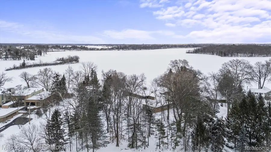 3333 W Shore Drive, Orchard Lake Village, MI 48324 - #3