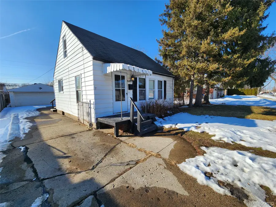 6147 Whitefield Street, Dearborn Heights, MI 48127 - #2