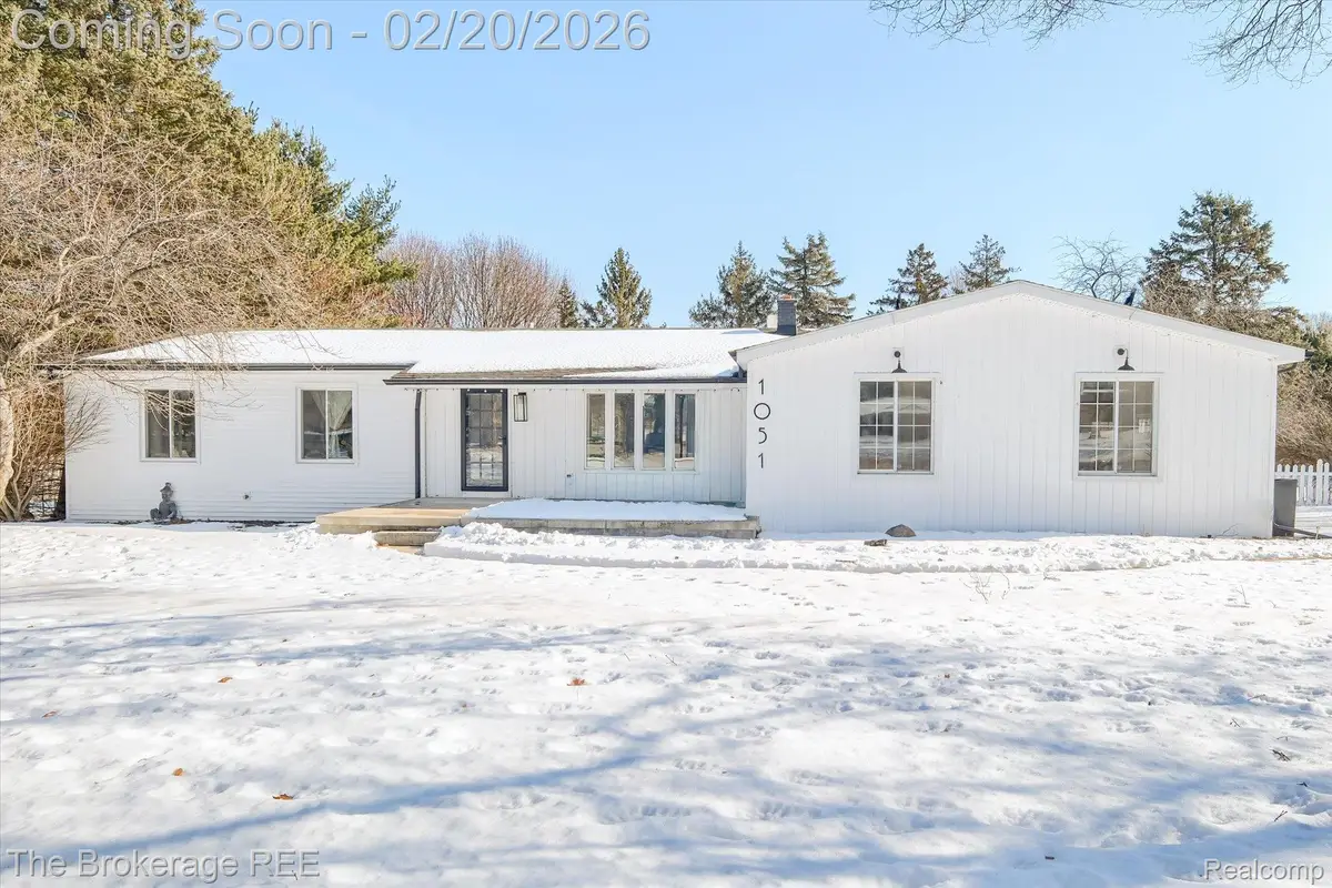 1051 S East Street, Fenton, MI 48430 - #1