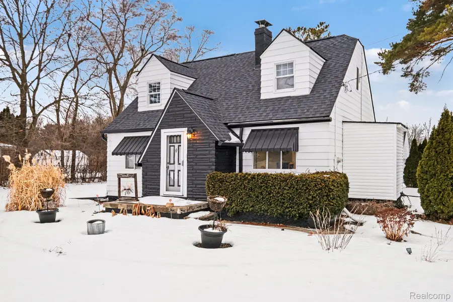 6272 W Court Street, Flint, MI 48532 - #2