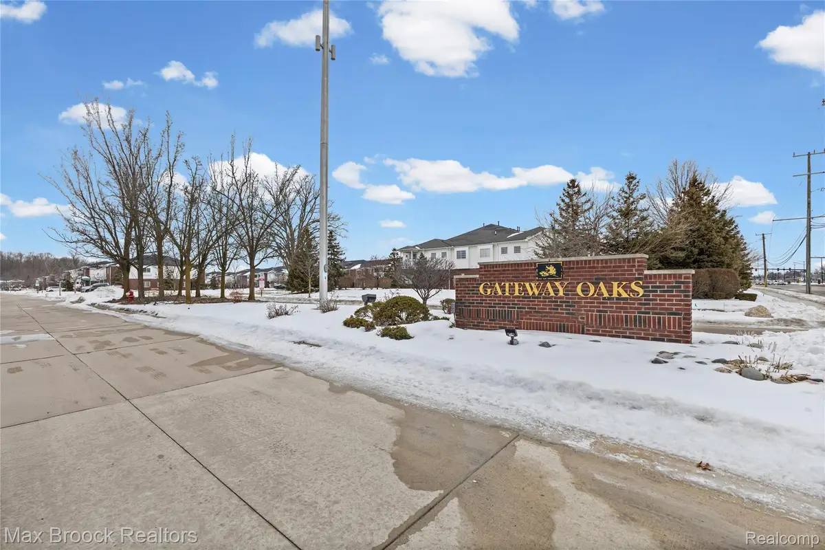 5817 Twin Oaks Drive, Sterling Heights, MI 48314 - #1